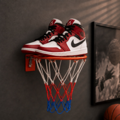Breakaway Sneaker Organizer – Basketballkurv til sneakers Giv dine fedeste basketballsko og sneakers den plads, de fortjener. En helt ny måde at udstille din sneakers på. Denne Breakaway Rim Sneaker Organizer er en cool mini basketballkurv, der forvandler dine yndlings sneakers til en del af indretningen i hjemmet på en cool og anderledes måde. Kurven måler 23 cm i diameter og har en kraftig fjeder samt et klassisk amerikansk basketballnet i NBA look. Kurven monteres nemt og sikkert på væggen og fungerer som en smart holder til både basketballsko og sneakers. Derfor skal du vælge denne model: Cool og anderledes opbevaring af sneakers og basketballsko Gør dine sko til en del af indretningen i hjemmet på en fed måde 1 stk Mini basketkurv samt net i amerikansk NBA look Nem montering på væggen med skruer ( Skruer medfølger ikke i pakken ) Perfekt til sneaker samlere og basketballfans Velegnet til værelset, kontoret, showroomet eller butikken